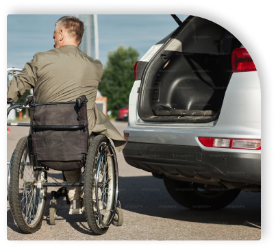 Imagem de um caderante ao lado de um carro