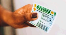 mão segurando CNH