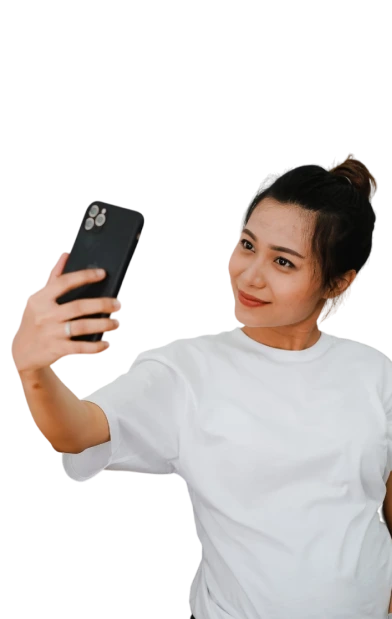 Mulher segurando celular